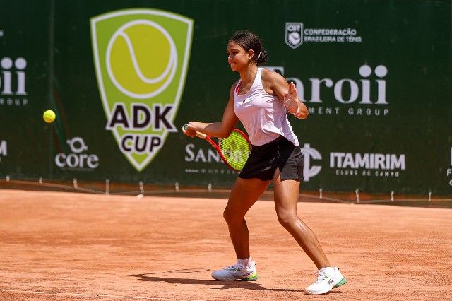 Atleta catarinense e jovem talento de 13 anos vencem na estreia do ADK  Juniors Cup - 14ª Copa Santa Catarina de Tênis - em Itajaí (SC)