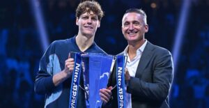 Jannik Sinner com Andrea Gaudenzi com troféu do ATP Finals