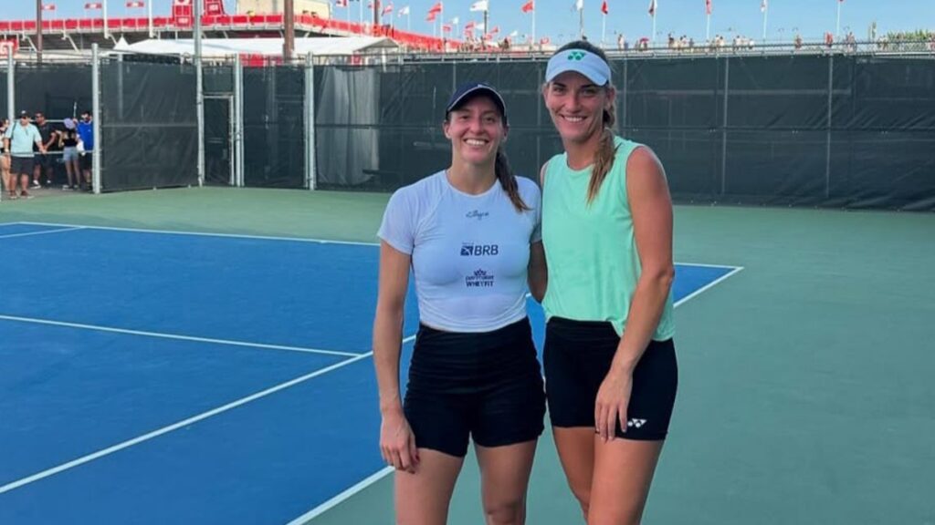 Luisa Stefani estreia com vitória de virada em Cincinnati 32 Luisa Stefani de branco e Babos de verde (Crédito: Divulgação)