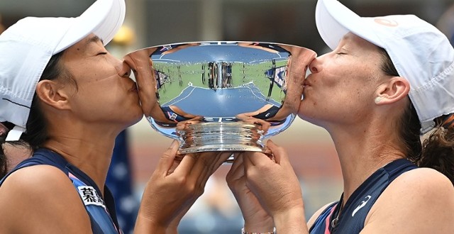 Zhang e Stosur são as campeãs de duplas no US Open 8 stosurzhangusopen12med2