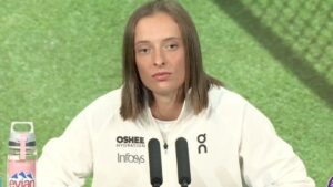Swiatek em coletiva (Crédito: Reprodução AELTC)