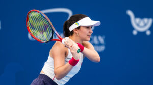 Eva Lys em ação ena estreia do WTA 1000 de Cincinnati 2025