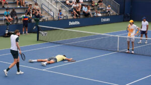 Marcelo Demoliner escorrega durante partida contra Fernando Romboli e John Patrick Smith no US Open