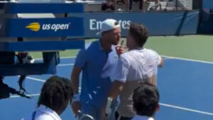 Hugo Grenier coloca o dedo em riste na altura do rosto de Federico Gomez no quali do US Open
