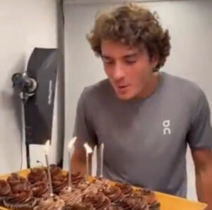 João Fonseca comemora 19 anos com homenagem da ATP