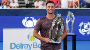 Miomir Kecmanovic com troféu de Delray Beach