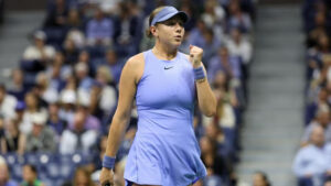 Amanda Anisimova vibra durante vitória contra Naomi Osaka no US Open