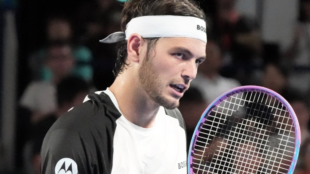 Fritz volta à final em Tóquio, passa Djokovic e ajuda João Fonseca