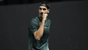 Lorenzo Sonego vibra em vitória sobre Lorenzo Musetti em Paris (