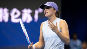 Iga Swiatek reclama durante derrota para Emma Navarro em Pequim