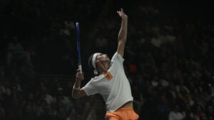 Daniel Altmaier saca durante vitória contra Casper Ruud na esteia do Masters de Paris