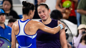 Osatepnko conversa com Cirstea após duelo na China