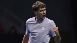 Flavio Cobolli em vitória sobre Rinky Hijikata no ATP de Almaty