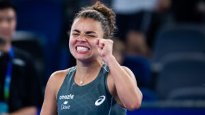 JAsmine Paolini vibra durante vitória na chave em Wuhan