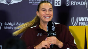 Aryna Sabalenka conversa com jornalistas no media day em Riade