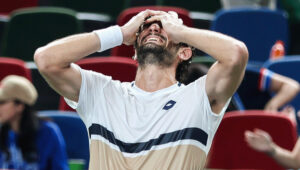 Vacherot chora ao se garantir na semifinal em Shanghai, após vencer Holger Rune