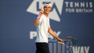 Joe Salisbury em torneio da federação britânica durante a pandemia