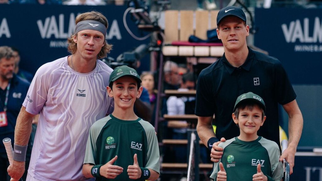 Rublev mostra bom-humor após derrota para Sinner e 'comemora' pequeno feito 19 sinnerrublevroma26gd