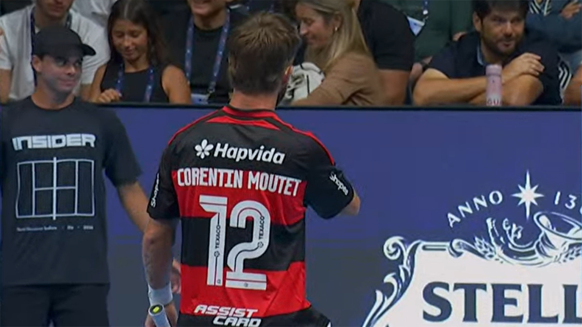 Tenista Moutet veste camisa do Flamengo e ganha torcida no Rio
