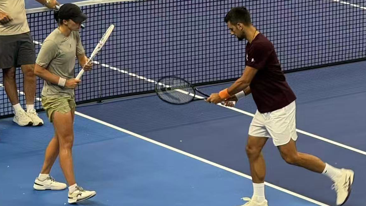 Iga Swiatek pede dicas de devolução a Novak Djokovic em treino em Pequim