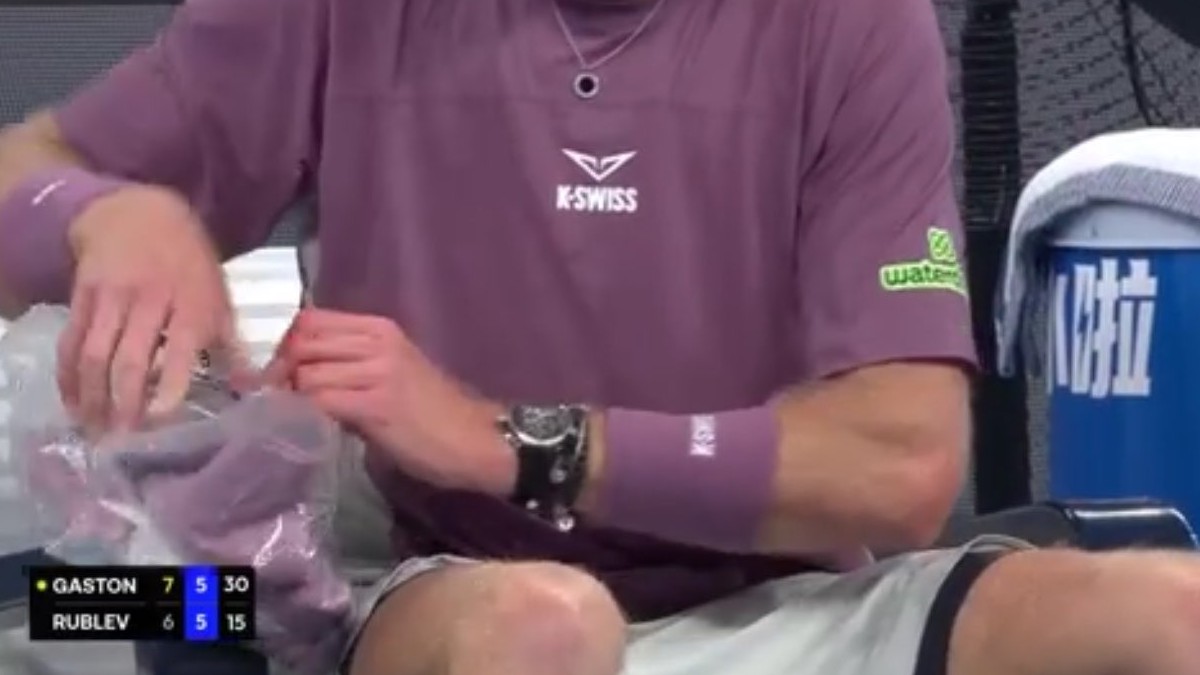 Rublev deixa o sangue em quadra e vai à semifinal em Hangzhou