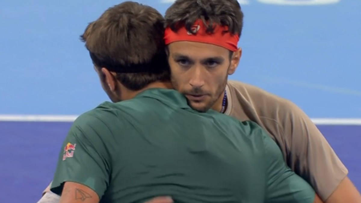 Lorenzo Musetti salva quatro match-points e vai à final em Lyon
