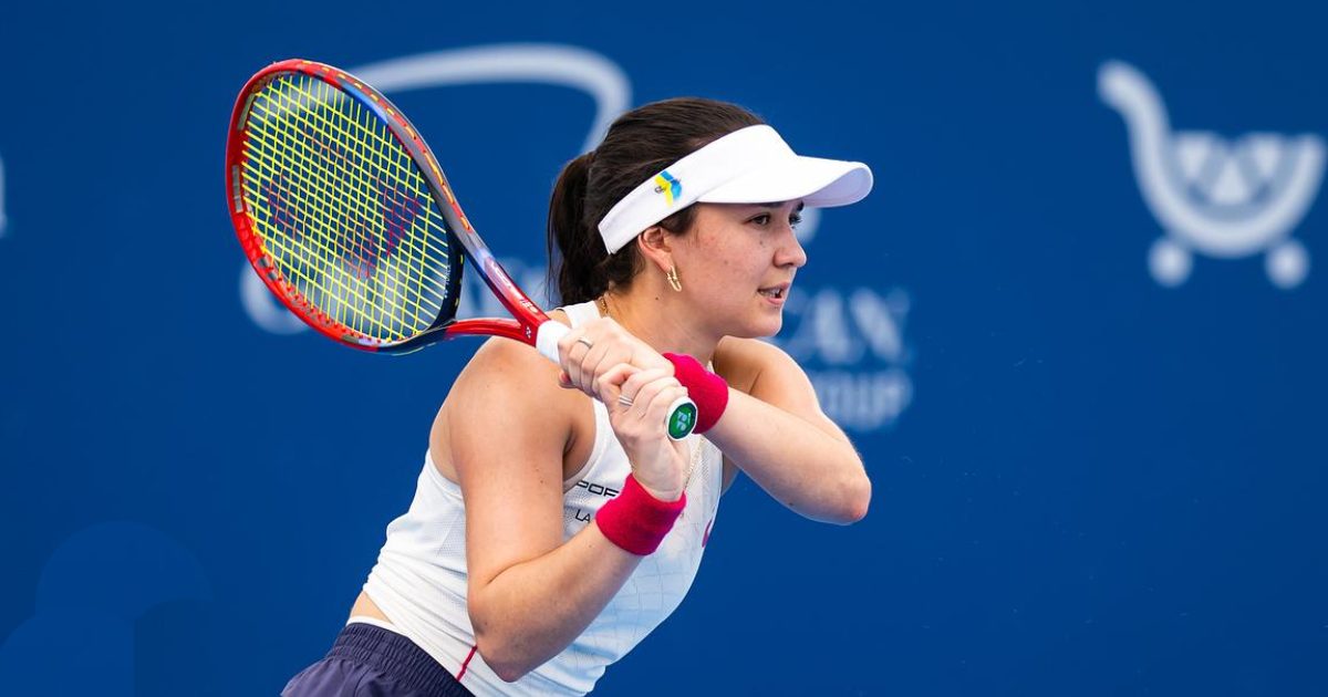 Eva Lys em ação ena estreia do WTA 1000 de Cincinnati 2025