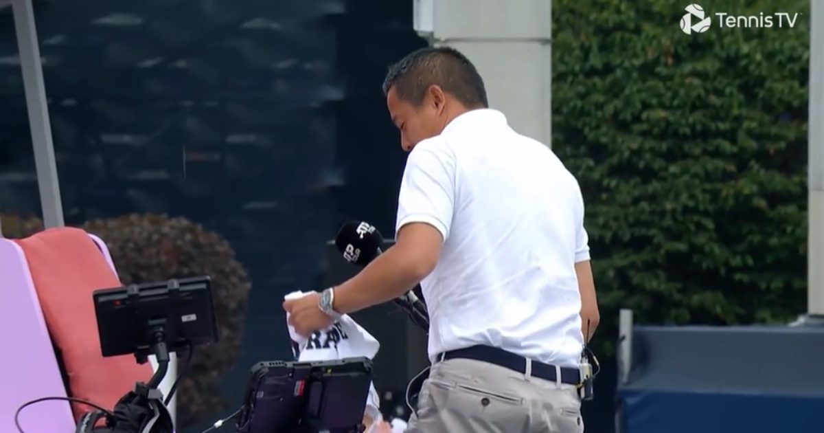 James Keothovang tenta secar-se após ser molhando duante jogo em Toronto (Crédito: Reprodução TennisTV)
