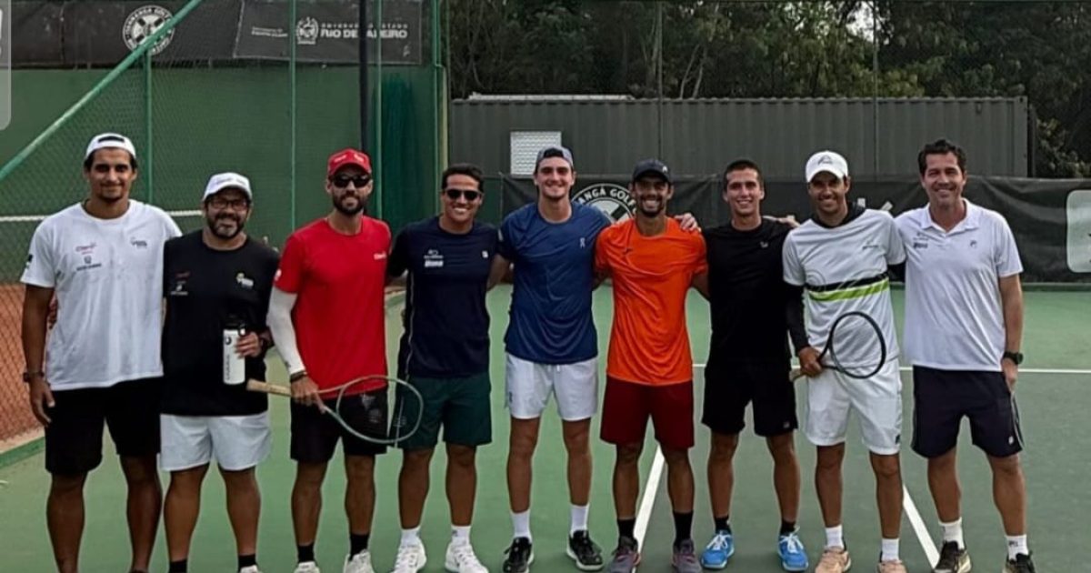 Foto: Leonardo Storck de preto com João Fonseca de azul e staff da Rio Tennis e da Yes / Crédito: Divulgação