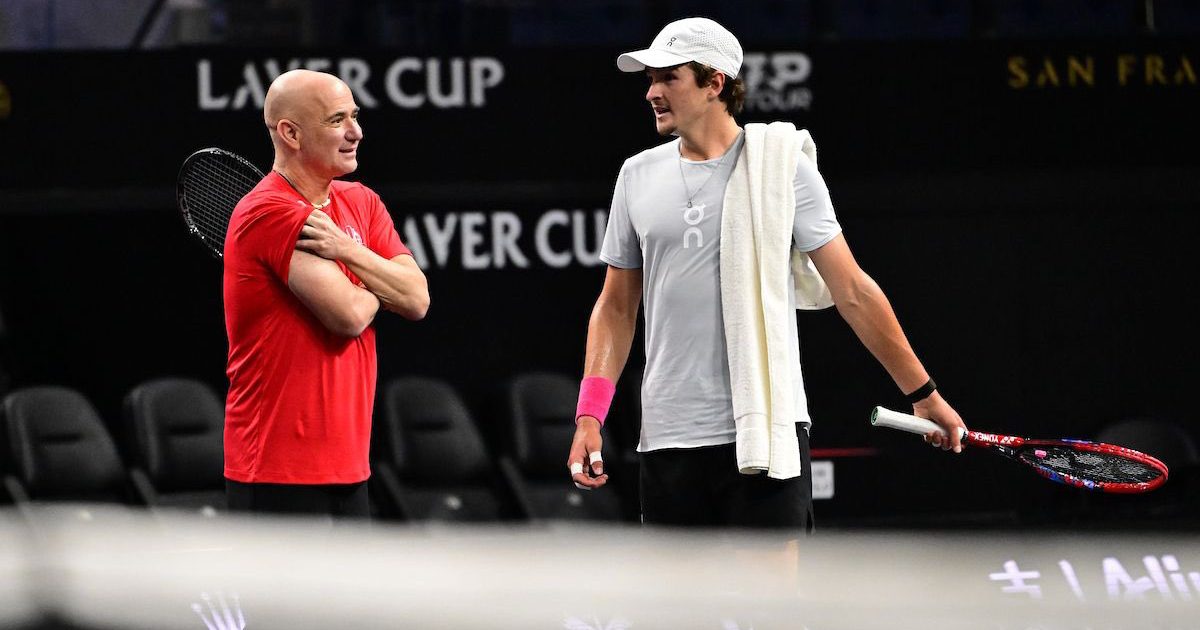 André Agassi, capitão do Time Mundo, e João Fonseca (Crédito: Ben Solomon/Laver Cup)
