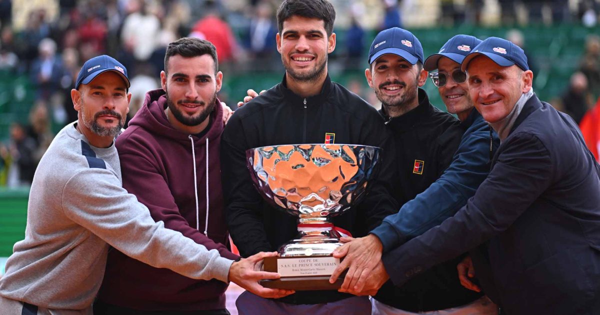 Com Carlos Alcaraz ao centro com o troféu em Monte Carlo, Samuel López é o penúltimo da esquerda para a direita, o único de óculos escuros. (Crédito: Corinne Dubreuil/ATP Tour)