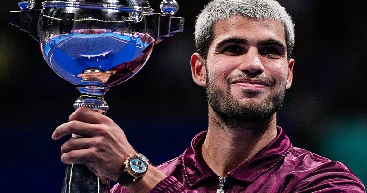 Alcaraz ergue o troféu em Tóquio/Reprodução