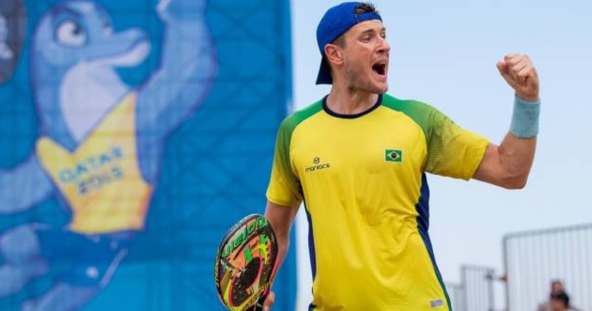Andre Baran em ação no circuito mundial de Beach Tennis (Crédito: Divulgação)