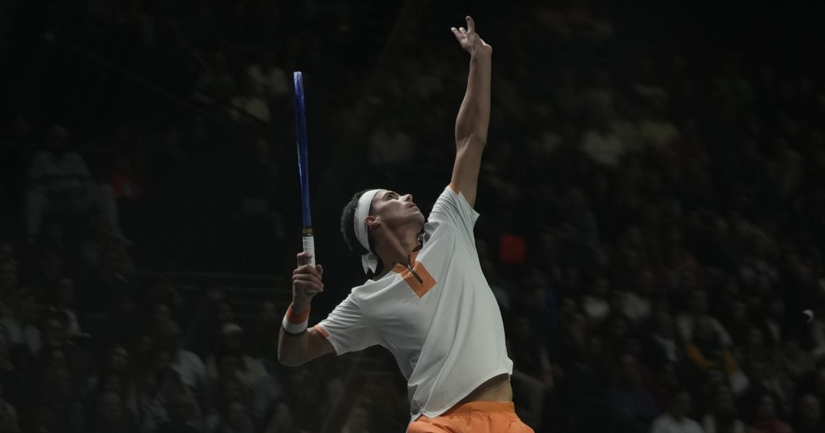 Daniel Altmaier saca durante vitória contra Casper Ruud na esteia do Masters de Paris