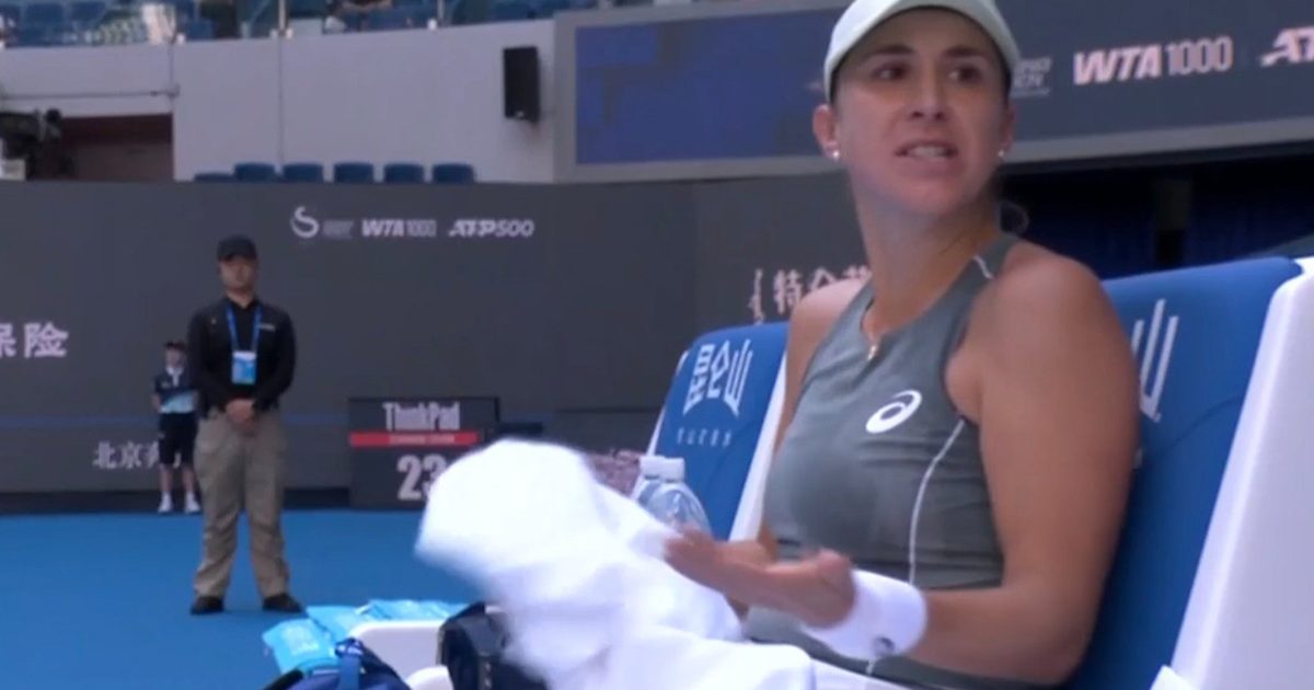 Belinda Bencic durante breve discussão com Gauff /  Reprodução