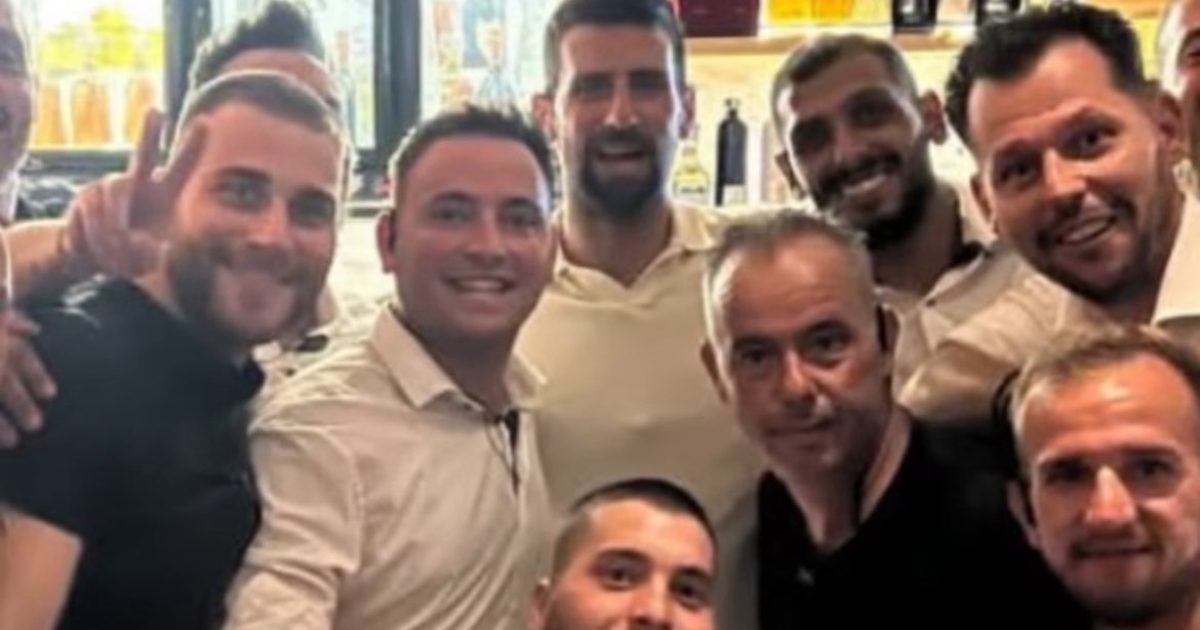 Novak Djokovic posa com amigos em luxuoso restaurante em Paros, na Grécia. (Crédito: Reprodução redes sociais)