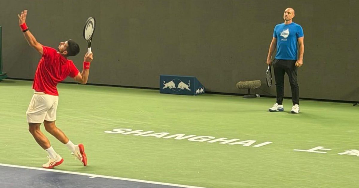 Djokovic em treinamento em Xangai / Reprodução