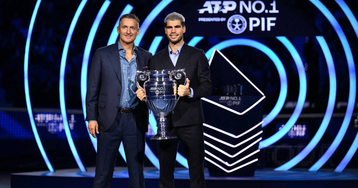 Andrea Gaudenzi entrega troféu de Nº1 da temporada a Carlos Alcaraz em Turim