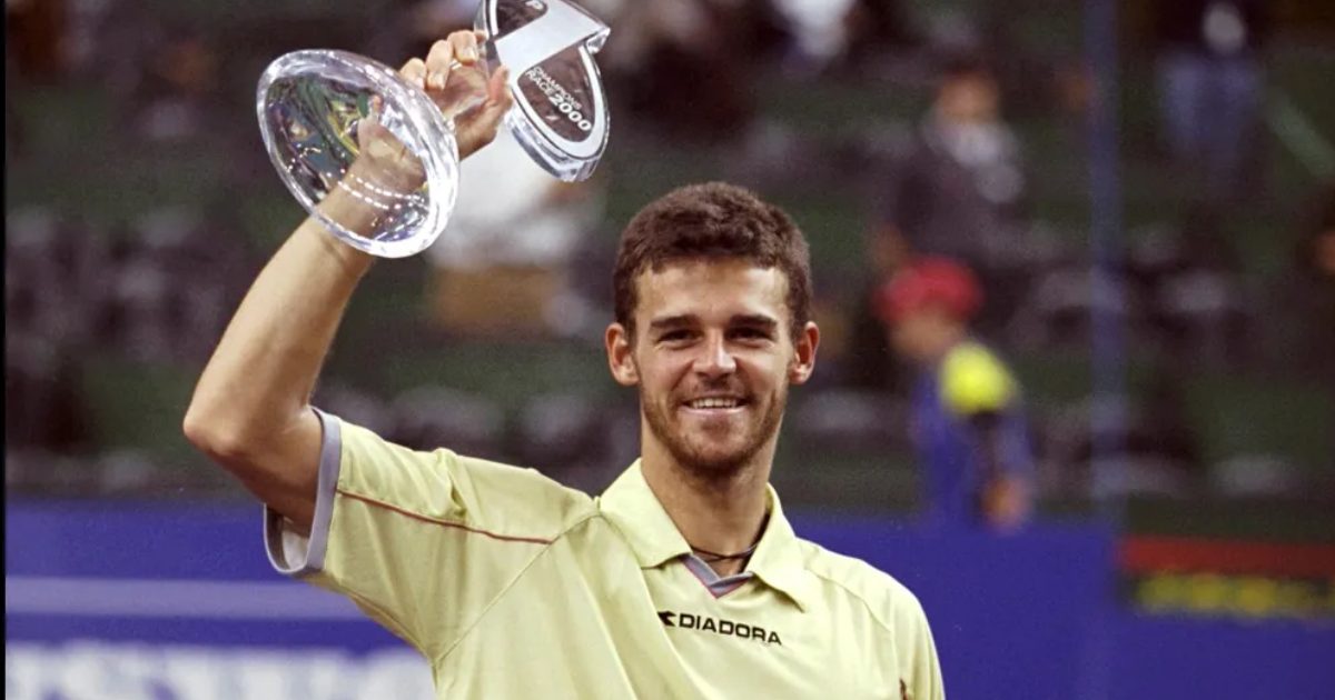 Guga Kuerten e seu troféu de número 1 do mundo (Crédito: Arquivo)