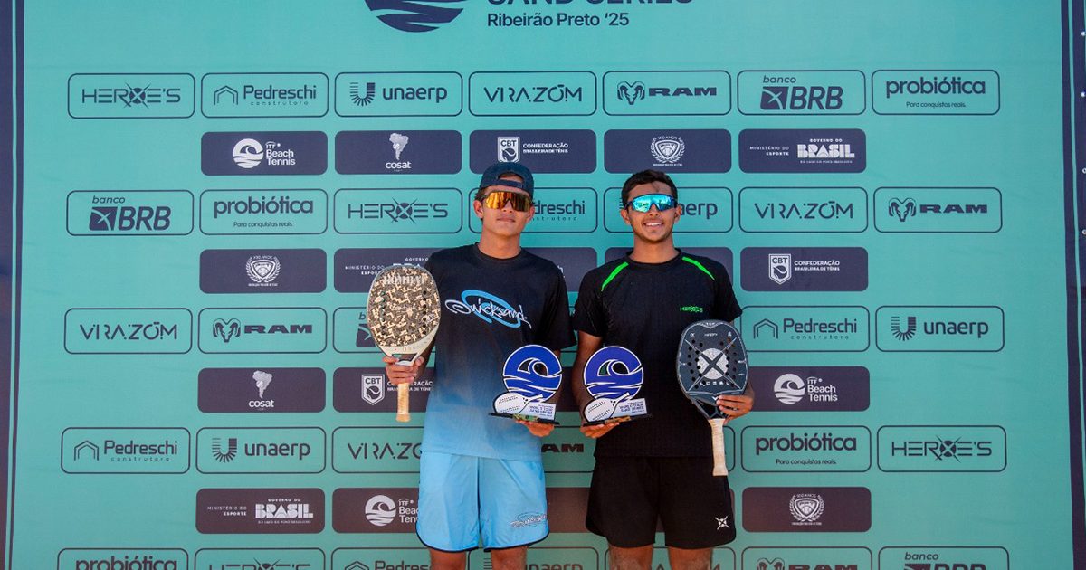 Foto: Neiva à direita com o troféu (Crédito: Ivan Sorti)