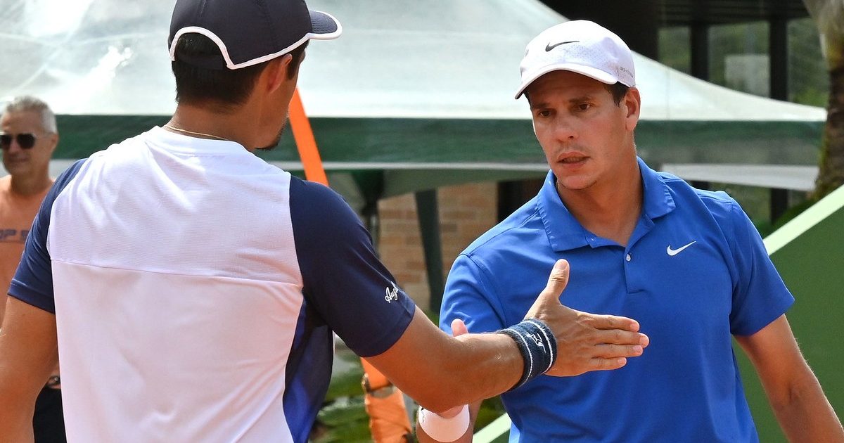 Martinez de azul e Rodriguez de branco durante a estreia (Crédito: João Pires/Fotojump)