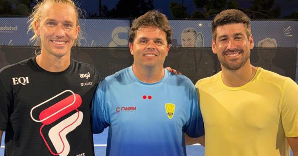 Matos de preto e Luz de amarelo com o treinador Luiz Peniza ao centro (Crédito: Divulgação)