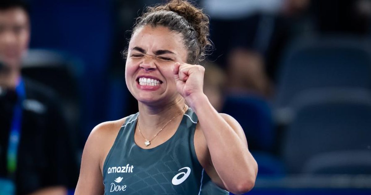 JAsmine Paolini vibra durante vitória na chave em Wuhan
