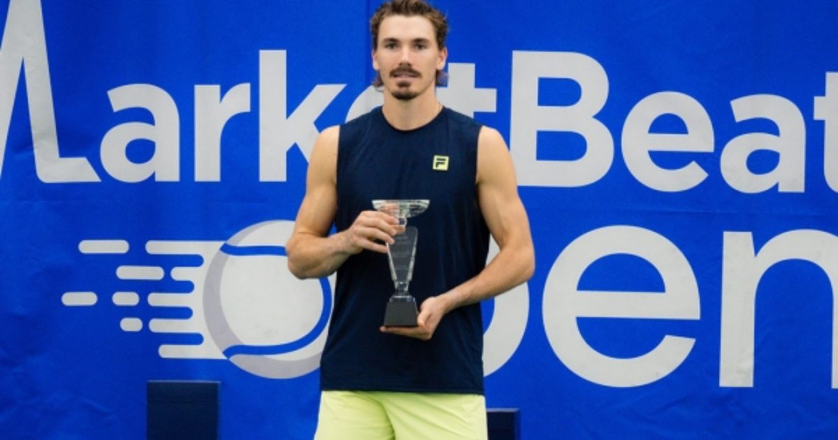 Patrick Kypson com troféu do Challenger de Sioux Falls na Dakota do Sul (Crédito: Jason Harris)