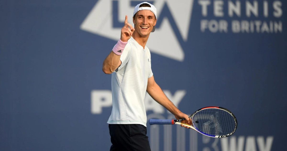 Joe Salisbury em torneio da federação britânica durante a pandemia