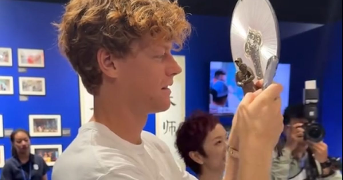 Sinner faz registro de presente inusitado em Xangai