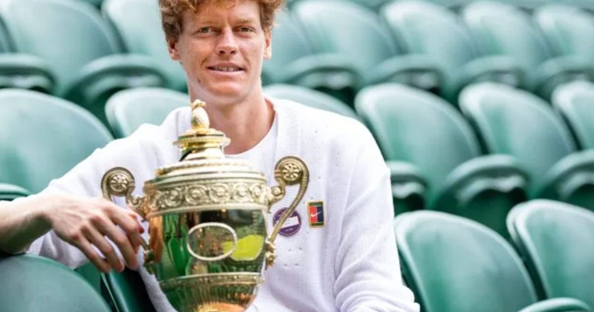 Sinner com o troféu de Wimbledon 2025/Crédito: AELTC