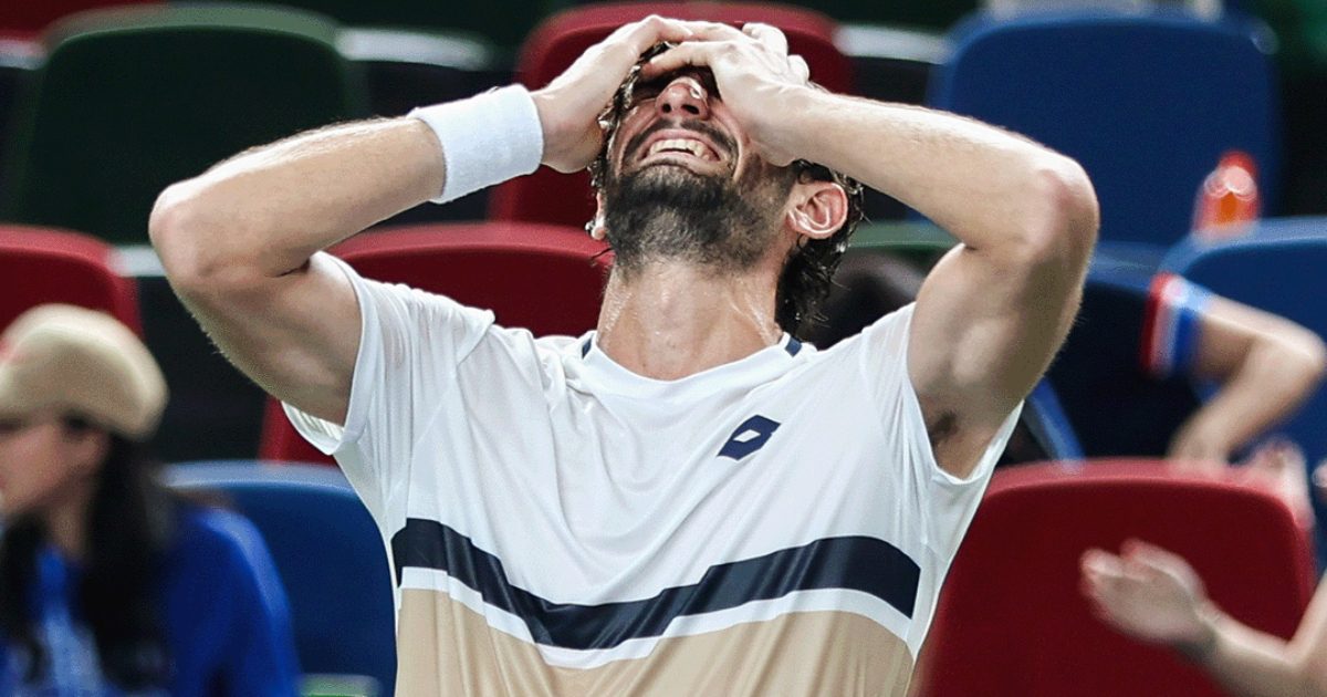 Vacherot chora ao se garantir na semifinal em Shanghai, após vencer Holger Rune